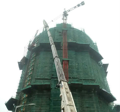 乐山市吊车在工地上作业
